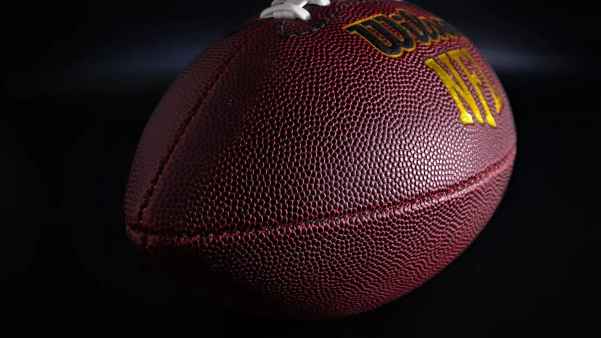 Nikoli ni odigral tekme ameriškega nogometa, zdaj je član NFL moštva