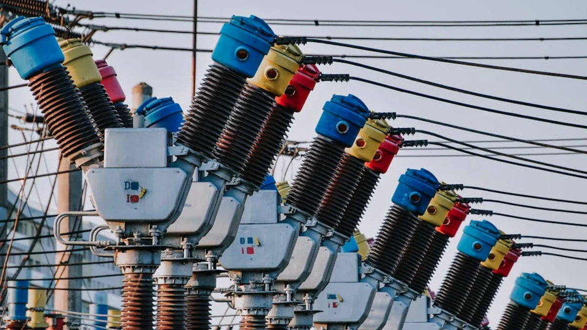 Splezal na transformator, 14-letnika udarila elektrika