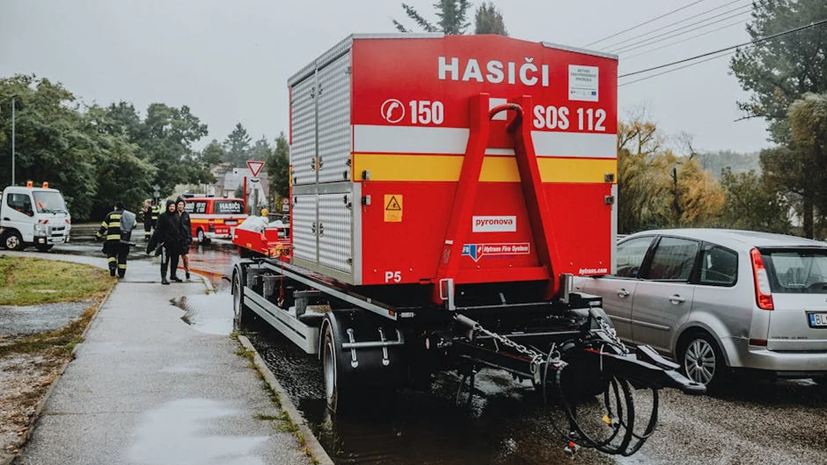 Izsilila prednost policistu z motorjem, ta trčil in se huje poškodoval