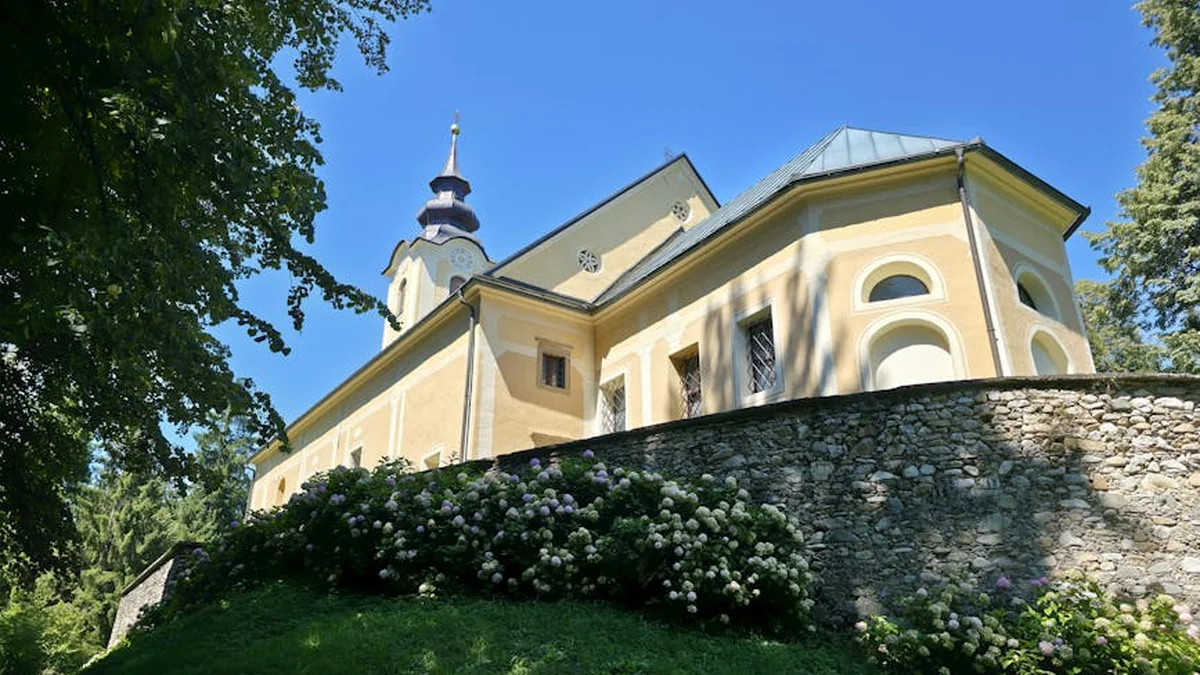 Kolesarki se je snela veriga, padla je in se hudo poškodovala