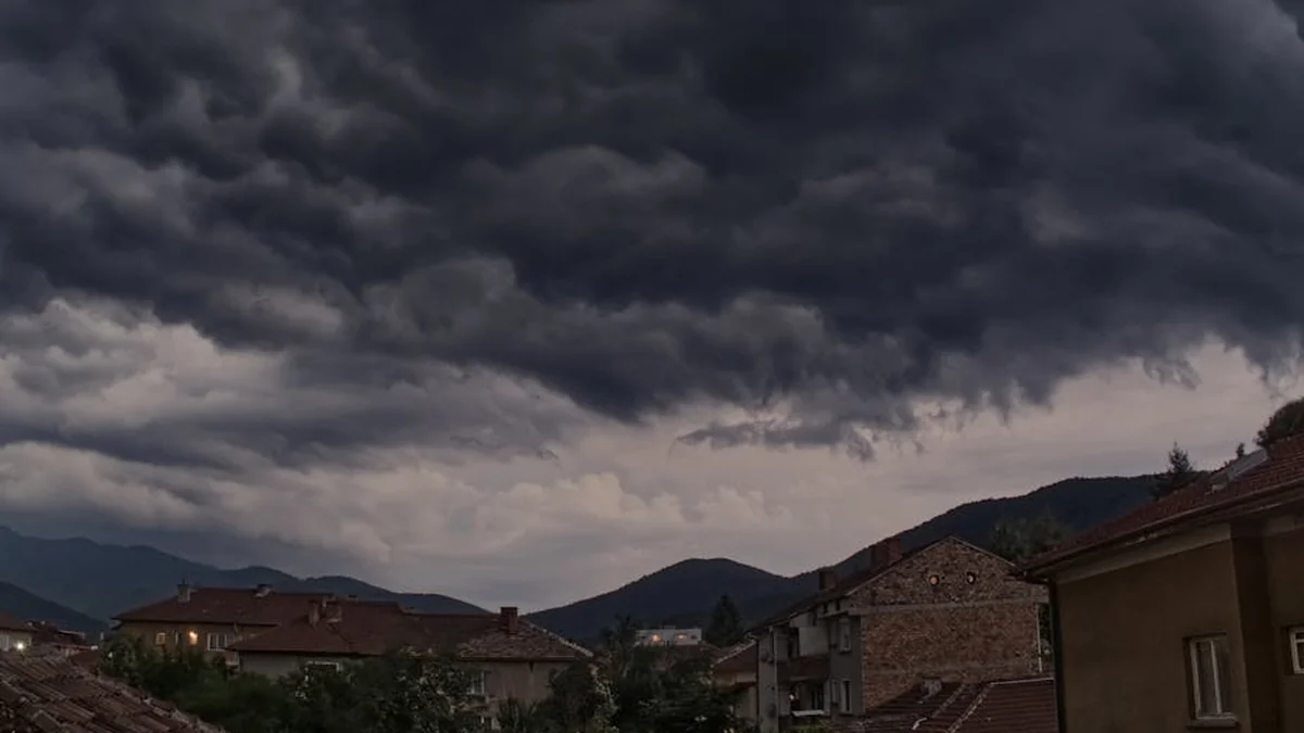 Od jugozahoda nas bodo zajele nevihte, ki lahko prinesejo sodro in drobno točo
