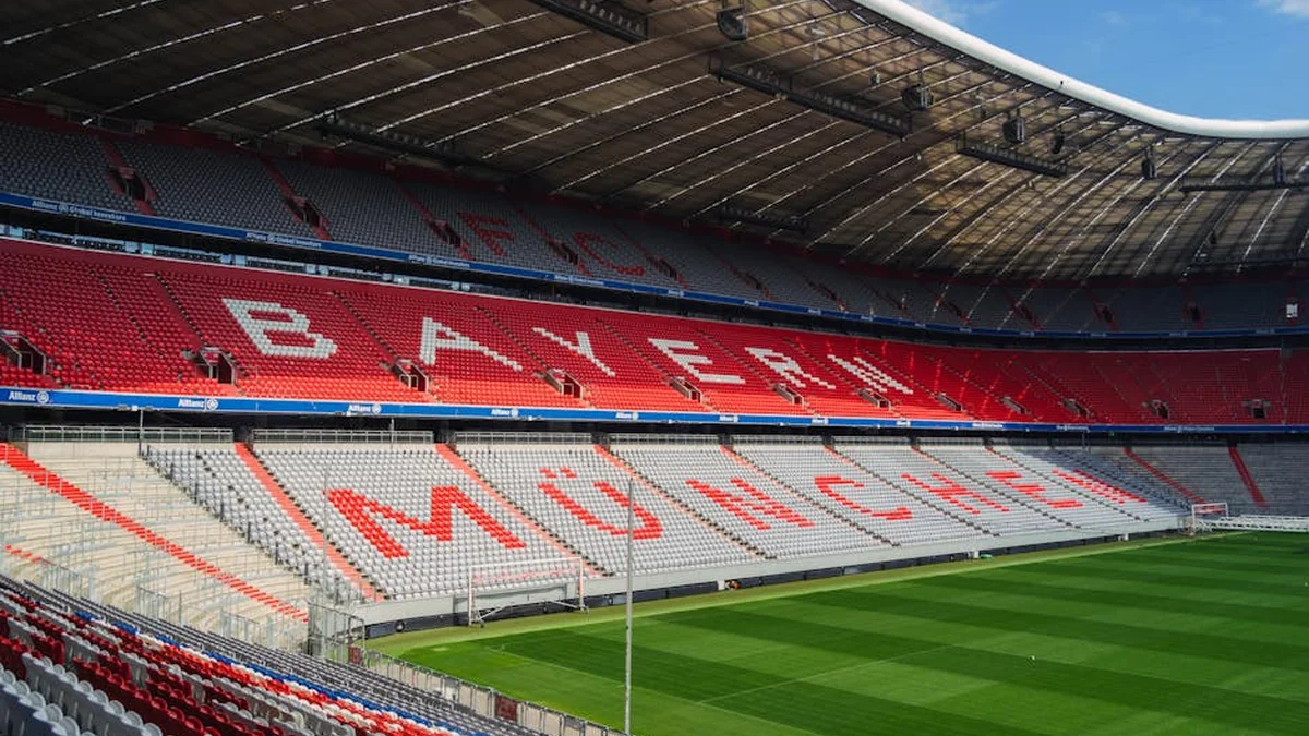 The referee should stop the game at the 35th minute and say that Bayern and Paris Saint-Germain will play in the final