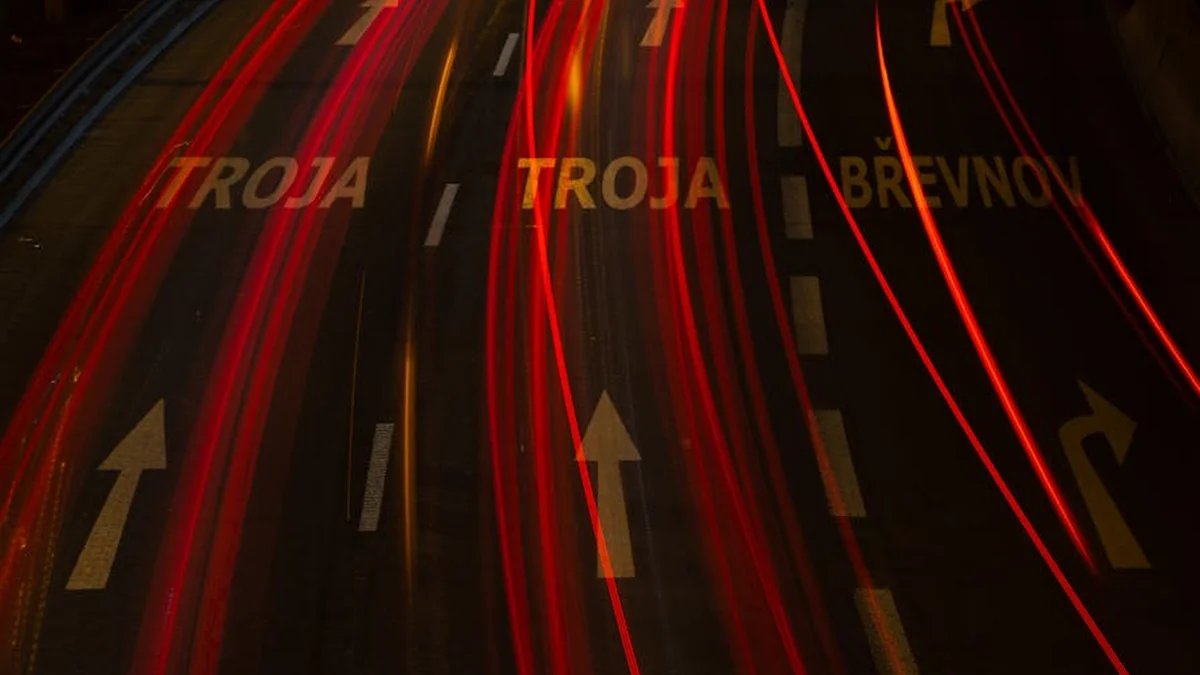 Voznica v stiski na avtocesti: blendanje, hupanje, mahanje, …
