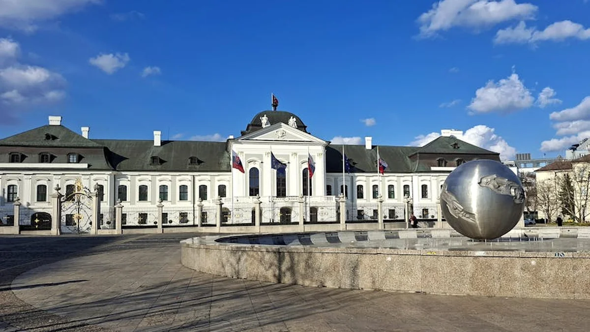 Zakaj ukinjeno ministrstvo še vedno zaposluje za nedoločen čas?
