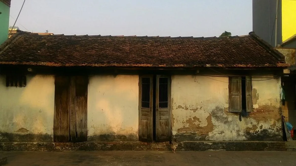After a month, the house is still covered with bullets, and the room is full of blood