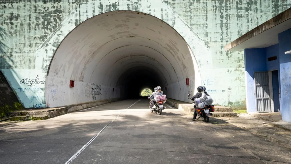 Roads also have columns of metal, and occasionally the Karawanken Tunnel is closed