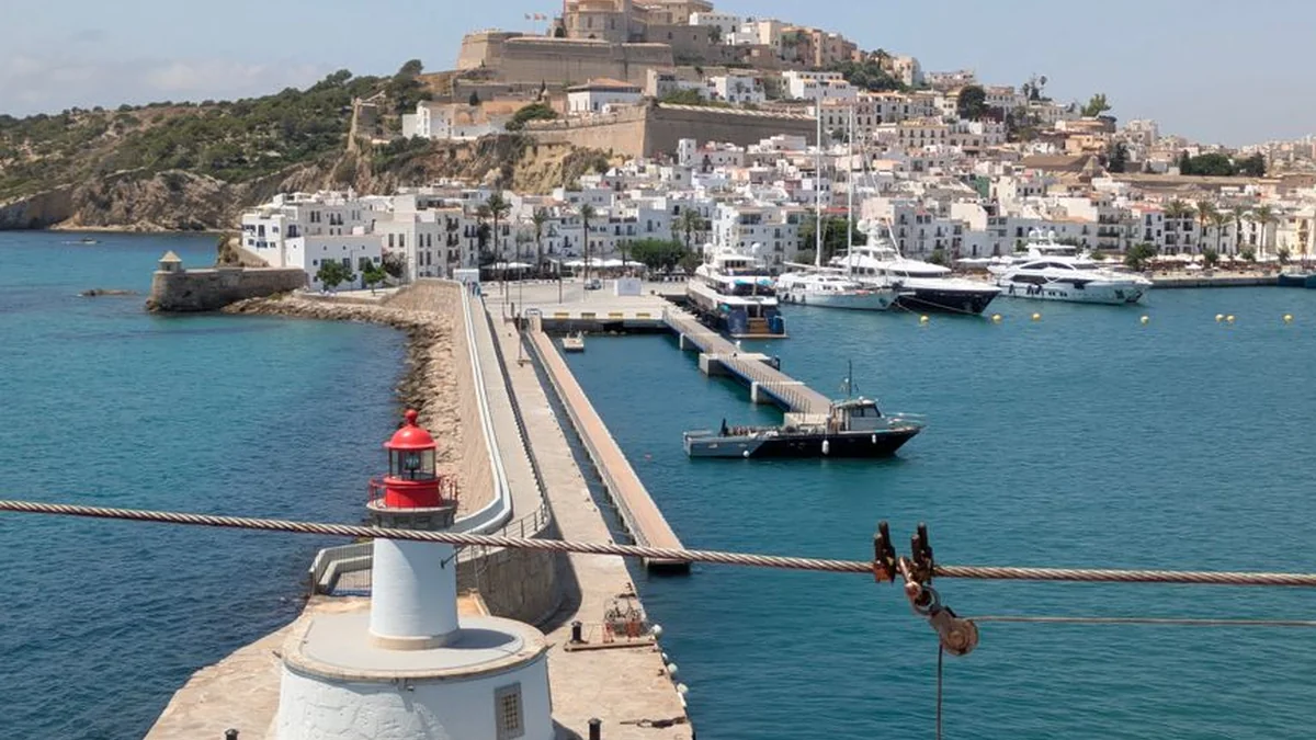 Spain, the island of dignity, attacked from all sides