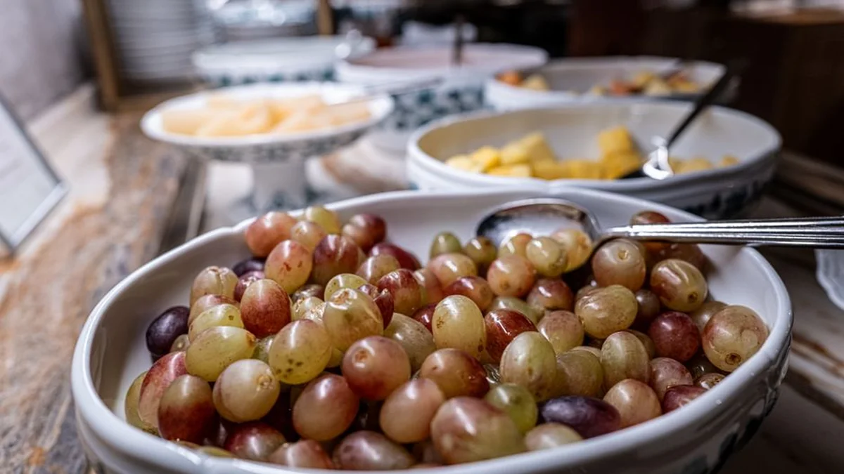 The vine is completely dry, and instead of grapes, there are almost raisins