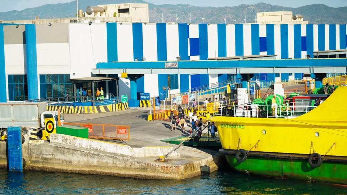 The visitors rushed to pick up the bundles of money thrown from the ice breaker