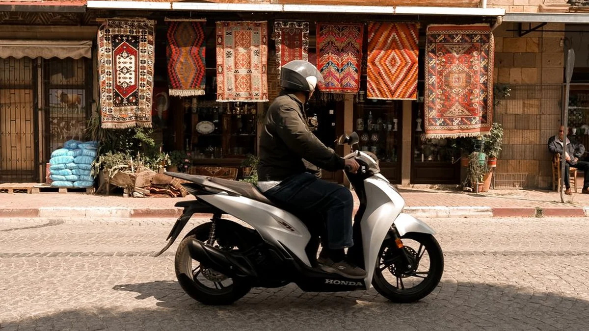 Brnenje med trgatvijo: grozdje prevažajo z motorji