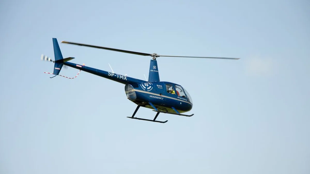 Helikopter letel nad avtomobili, lomil veje, končal v cestnem jarku