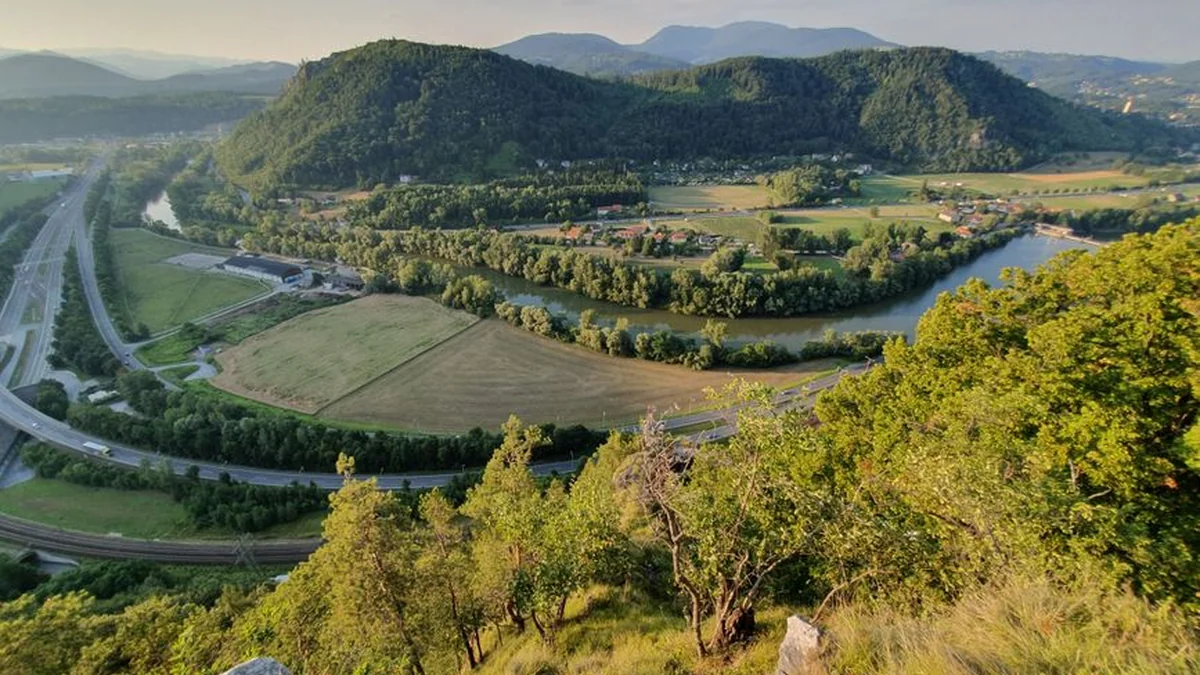 Tesla v Sloveniji uvaja popolnoma samostojno vožnjo pod nadzorom